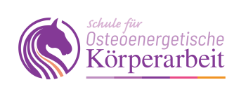 Logo: Ein violetter Pferdekopf innerhalb eines Kreises und der Schriftzug Schule für osteoenergetische Körperarbeit.